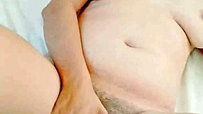 soy una mujer bastante cachonda me encanta sentir esas pollas grandes y consolador gigante meter hasta el fondo y sentir un gran placer a chorros