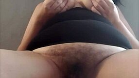 sola y caliente en casa me toco hasta acabar en un orgasmo muy fuerte