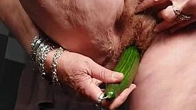 Bedstemor knepper sin behårede fisse med en agurk 😏