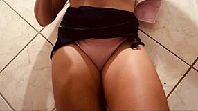 Dia tunjuk pepek berbulu kat bilik air depan kamera?