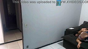 dona de casa apreensiva paga policial com a bunda