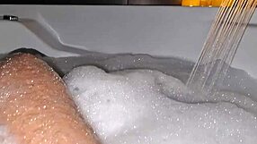 Chi vuole farmi compagnia? Sega in vasca con mio CAZZO SCHIUMOSO!