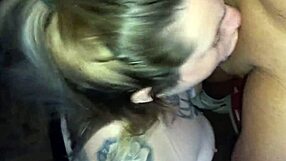 Ele mama o pau da nega linda e goza nela