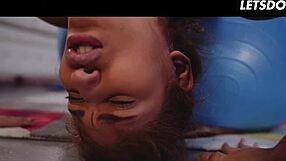 Je séduis Shona River pour un sexe lesbien coquin avec Venus Afrodita