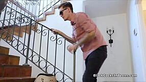 Cuckold vriend kijkt hoe vriendin grote zwarte lul zuigt