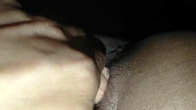 แหกหีสาวนักศึกษาเอาควยปลอมยัดรูแตดและเย็ดหีจนน้ำแตก