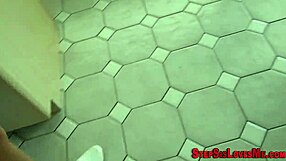 Siento a mi hermanastra 18+ jalándome la verga grande en el carro