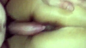 Follando a una hermosa jovencita pequeña hasta que me hace correr en su espalda video completo en red