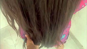 Hermosa mujer culona con cabello largo es follada por un amigo