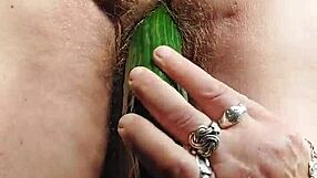 oma neukt kut met cucumber in intense german granny scene