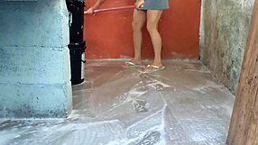 Když odešla žena, horká drobná služka mi chytila čurák a strčila si ho do píči doma