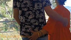 זוג הודי יפה חש רגשות חזקים במהלך סקס רומנטי