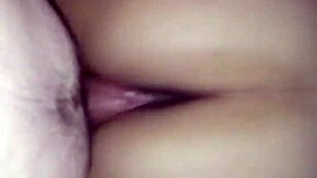 Follando a una hermosa jovencita pequeña hasta que me hace correr en su espalda video completo en red