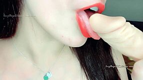 Saya bagi arahan lancap panas sambil fist pantat dan hisap dildo untuk muka pancut