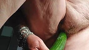 oma neukt kut met cucumber in intense german granny scene