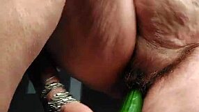 oma neukt kut met cucumber in intense german granny scene
