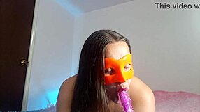 La camarera del bar hace su primer video masturbandose para su amiguita con la que se consienten