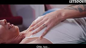 Je séduis Shona River pour un sexe lesbien coquin avec Venus Afrodita