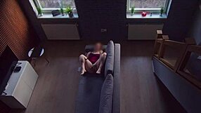 Colegul de cameră mă prinde masturbându-mă și continui sub privirile lui!