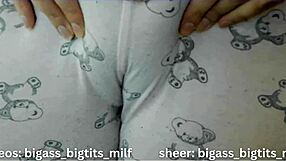 pajama milf z veliko ritjo se masturbira v legingah, prstkuje mokro pičko in uporablja igračke