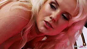 nymphomanka manželka šuká podvádí hned vedle manžela s cizím obrovákem