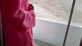 Peguei minha namorada se exibindo pelo vidro e puni ela com porrada pesada