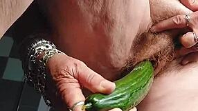 oma neukt kut met cucumber in intense german granny scene