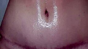 Carol Maserati curte banho relaxante com tatuagem dela