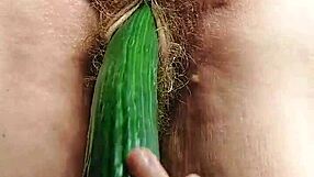oma neukt kut met cucumber in intense german granny scene
