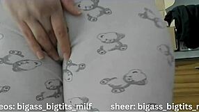 pajama milf z veliko ritjo se masturbira v legingah, prstkuje mokro pičko in uporablja igračke