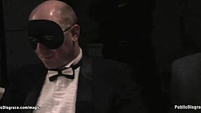 Slaven tåler dyp munn og offentlig rumpeknulling i bondage