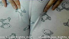 pajama milf z veliko ritjo se masturbira v legingah, prstkuje mokro pičko in uporablja igračke