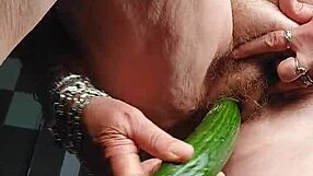 oma neukt kut met cucumber in intense german granny scene