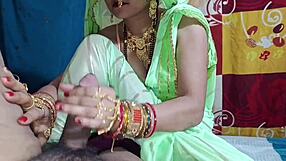 אמאטורית הודית מדברת מלוכלך בחדר שינה