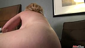 Διεγερμένη ώριμη γιαγιά γαμάει την πούτσα της γυμνή