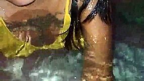 puta mexicana mamando verga en la piscina sin miedo ser vista por los vecinos