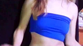 bonneyuwu - 18 47 pequena se masturba con minifalda y orejas de conejita.