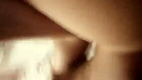 Dia Santai Di Bilik Air Sentuh Pepek Secara Biasa