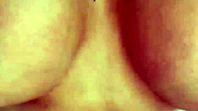 Гола Monika Fox се мастурбира чувствено в банята