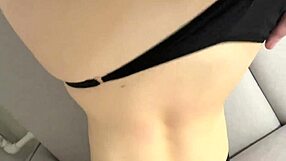 Varam dečka sa njegovim drugom u kuhinji