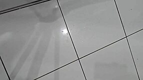 o marido saiu eu chamei o namorado pra me foder no quarto gozei gostoso e ele tbm me sujou toda de porra