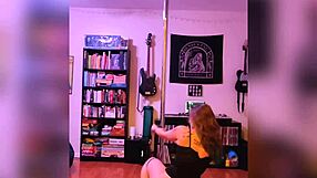 Seksi isot titit milf mustassa alusvaatteessa rock and roll striptease