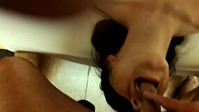 Pelacur Jerman horny nikmatin telan setiap tetes pipis di tenggorokan