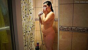 Devojka Se Prše U Tušu Skrivena Kamera