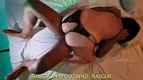 Poglej ženo jebati velik kurac v amaterskem tričku?