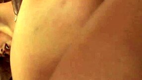 Blondínka MILFka berie veľký čierny kokot hlboko do riťe v trojke