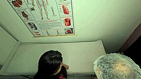 ginecologista dedilha cu e fode paciente na consulta