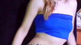 bonneyuwu - 18 47 pequena se masturba con minifalda y orejas de conejita.