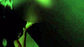 corno filmando esposa se divertindo no glory hole da casa de swing