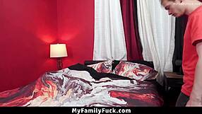 Hermanastra pilla a hermanastro pajéandose la polla - Myfamilyfuck